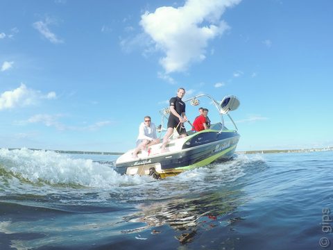 Seltskond kaatril Pärnu lahel
